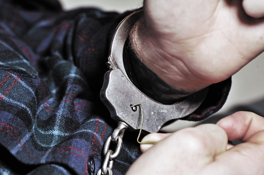 picking-single-lock-hand-cuffs-with-bobby-pin
