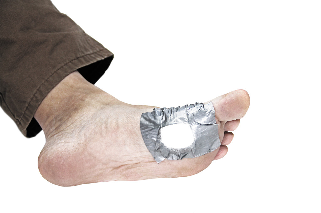 tampon-and-duct-tape-foot-bandage-for-blisters