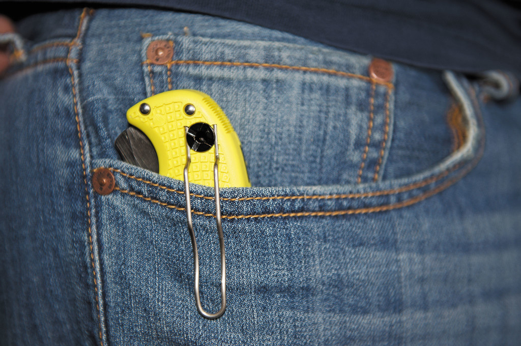 Though not a compact knife, it does fit comfortably in the pocket.