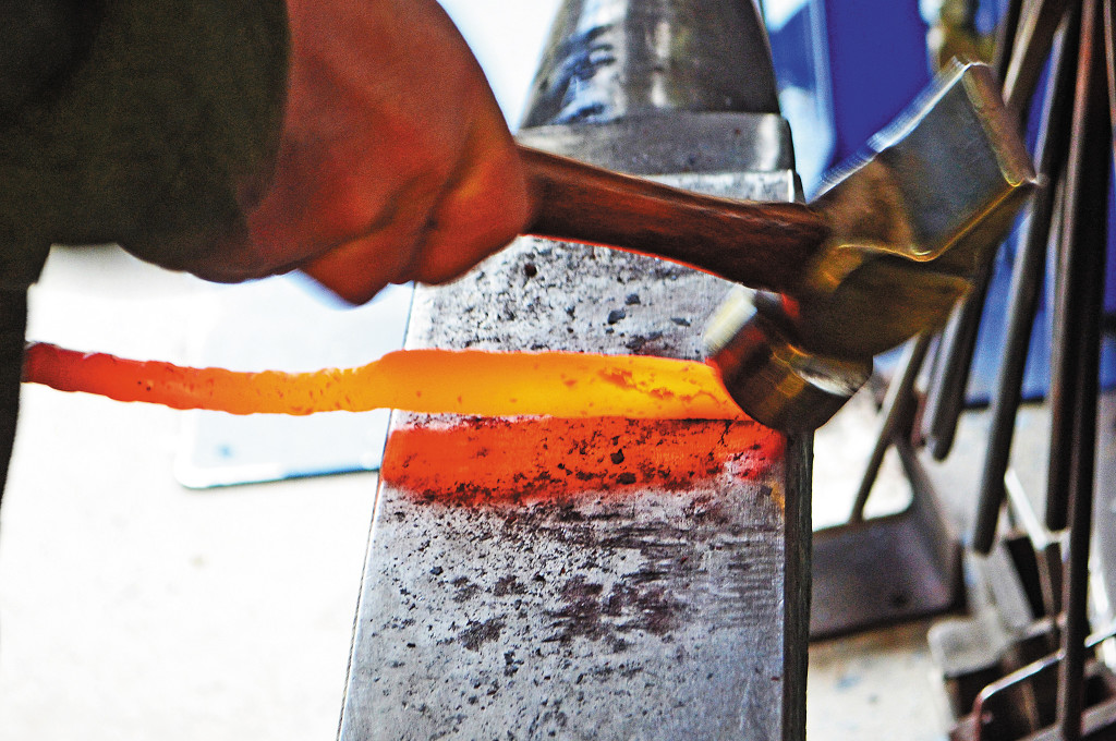 making-diy-knife-hammering-molten-metal
